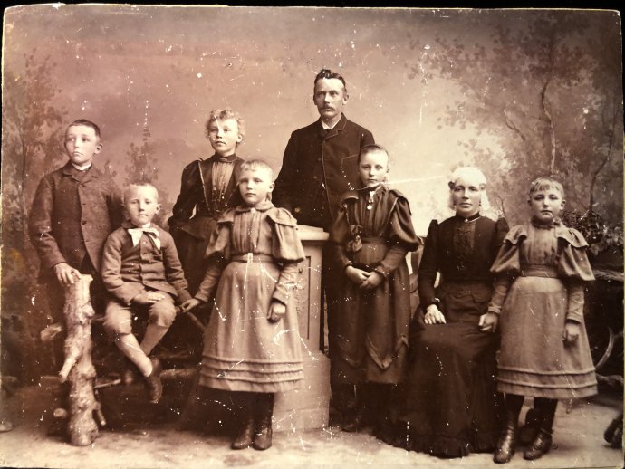 vlnr Dirk, Auke, Trijntje, Maria Louisa, Eling de Wit, Sijke, Johanna vd Leij, Pietje